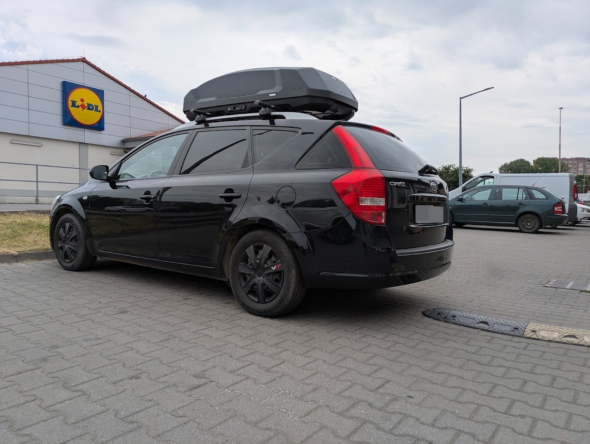 Czarny box dachowy Thule Force 3 M o pojemności 400 litrów na Kia Ceed SW